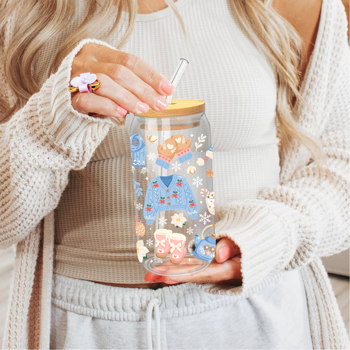 Gobelet Hiver Cosy – Pull Cerises & Écharpe