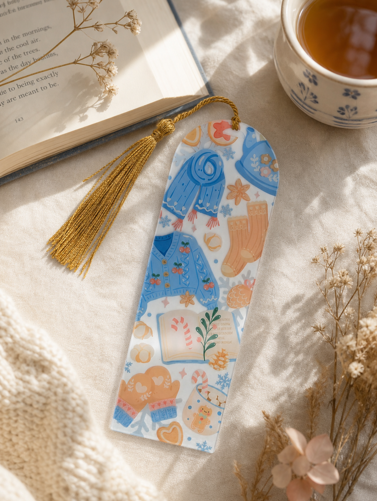 Marque-page Hiver Cosy – Pull Cerises & Écharpe